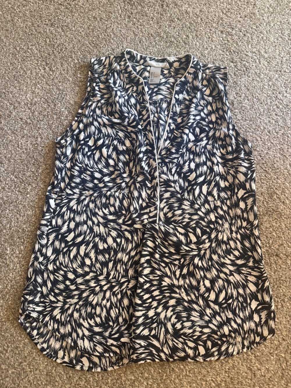 H&M size 4 Sleeveless Navy and Cream Patterned V-Neck Top